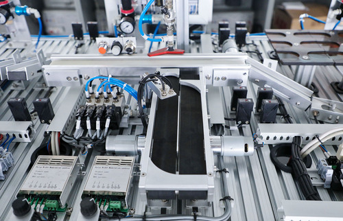 86寸全自动贴合线
全球第一条86寸大尺寸水胶全自动贴合线，拥有完全自主知识产权，承接江苏省重大成果转化项目，已完成相关验收