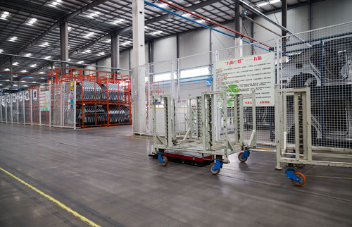 21寸全自动干胶线
桐力第一条适用于双联屏自动化生产的全自动干胶线，生产效率比传统鱼骨图方案提升200%，良率98%以上，具备一键换型功能