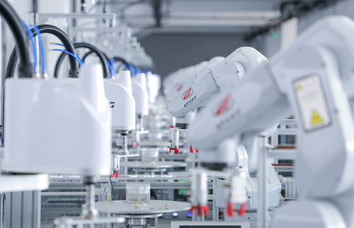 冷弯全自动组装线
与康宁战略合作，国内第一条全自动冷弯贴合组装线，适用于单屏双屏的冷弯贴合组装，最大可覆盖1200mm长度，R350~R5000曲率的冷弯玻璃